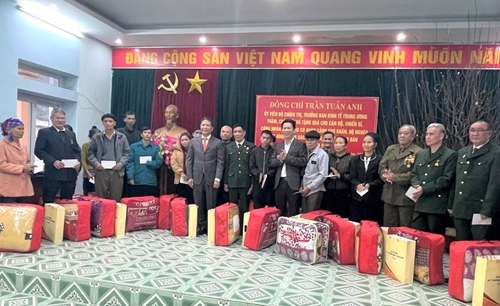 Ban Kinh tế Trung ương tặng quà người lao động, hộ nghèo, gia đình chính sách tại Hà Giang